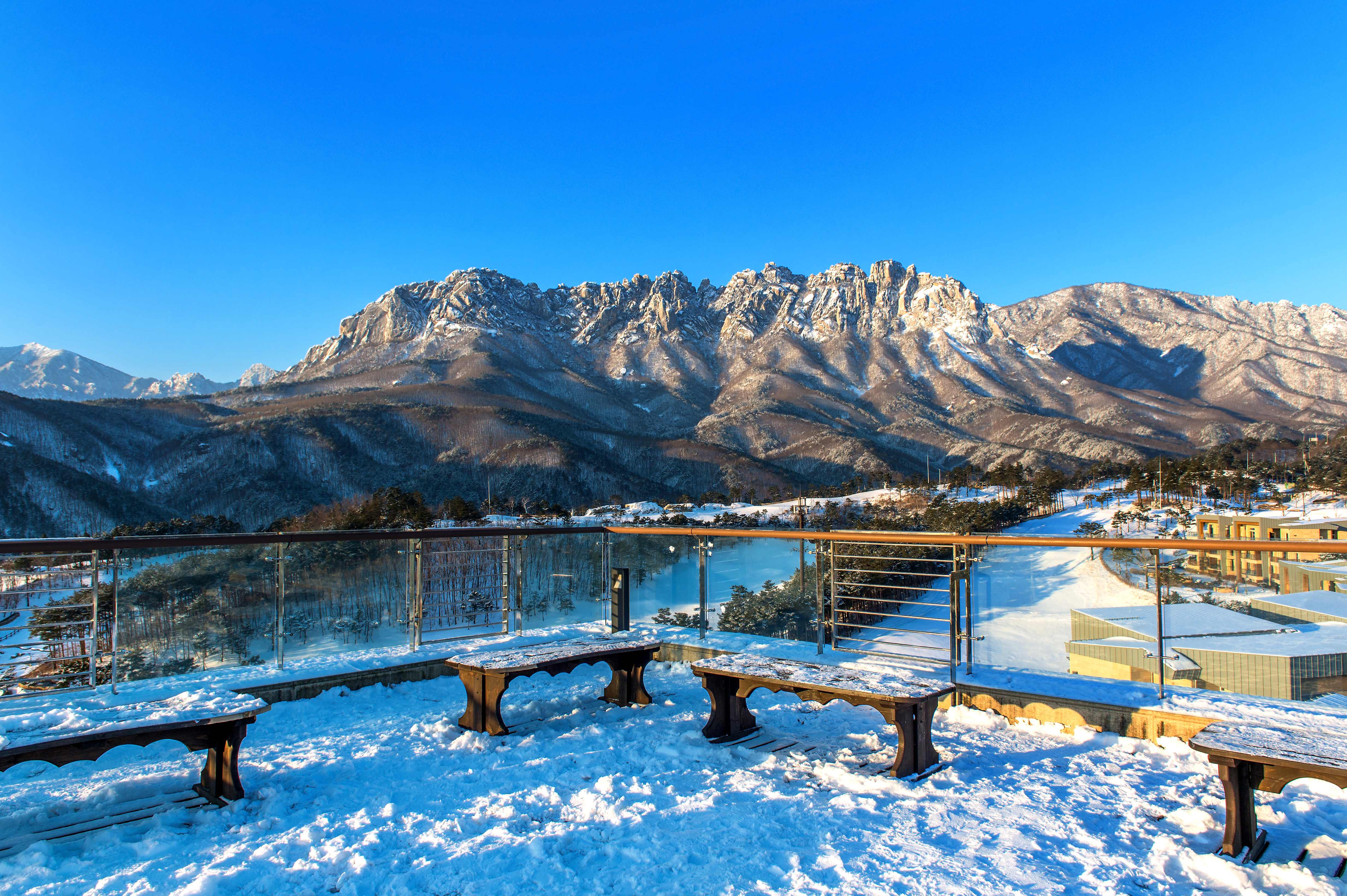Paisagem de montanhas nevadas com lago